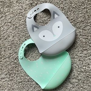 NWOT Cloud Island - Unisex rubber baby bibs